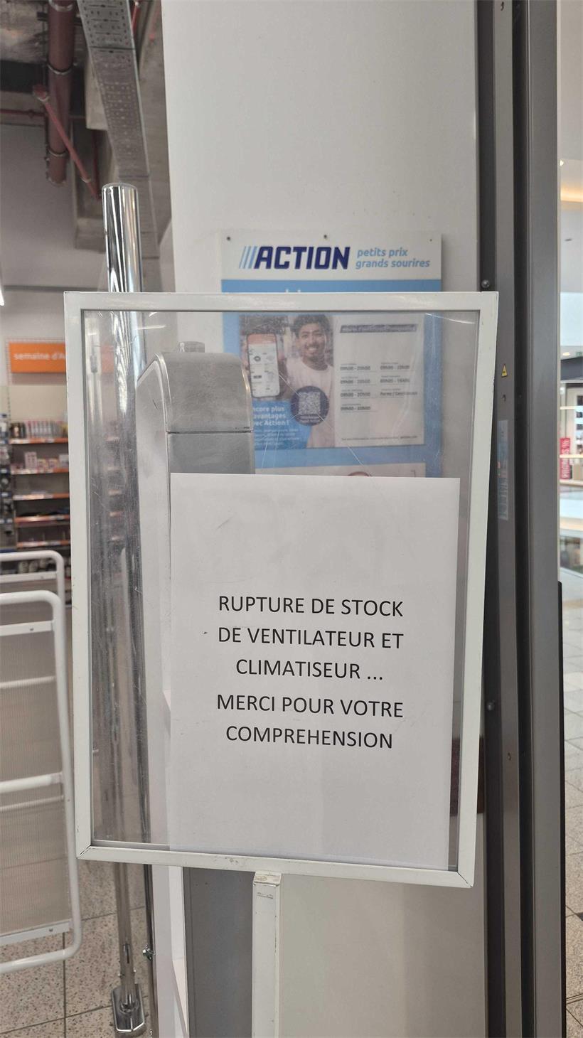 „Zwei Monate Wartezeit“ – Warum es für Klimaanlagen bereits zu spät ist Leeres Regal in einem Geschäft als Symbol für knappe Notlösungen und Engpässe im aktuellen Markt