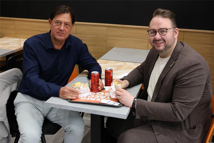 Auch Schöffe Pim Knaff und Bürgermeister Christian Weis ließen es sich schmecken