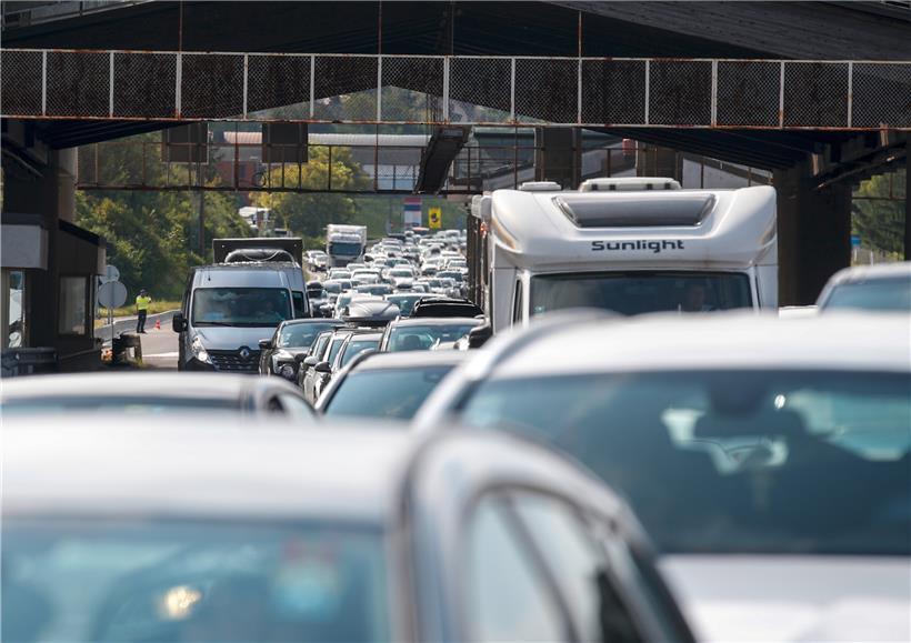Auch Staus wie hier an der österreichisch-slowenischen Grenze sind eine Folge unterschiedlicher Bestimmungen
