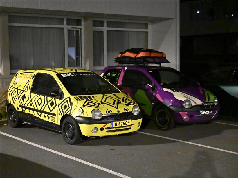 Renault Twingo geparkt am Straßenrand, bereit für eine Pause während der bevorstehenden Reise