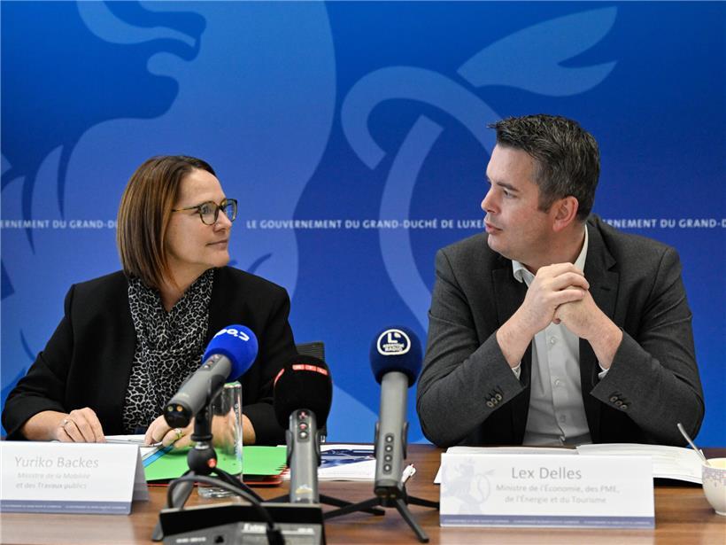 Yuriko Backes und Lex Delles posieren am 29. Juli gemeinsam mit Marie A. für ein Foto bei einem offiziellen Anlass