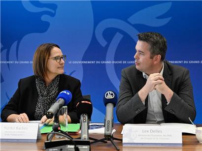 Yuriko Backes und Lex Delles posieren am 29. Juli gemeinsam mit Marie A. für ein Foto bei einem offiziellen Anlass