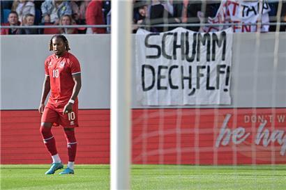 Auch am Dienstagabend wird es im Stade de Luxembourg wahrscheinlich wieder kleinere Proteste geben

