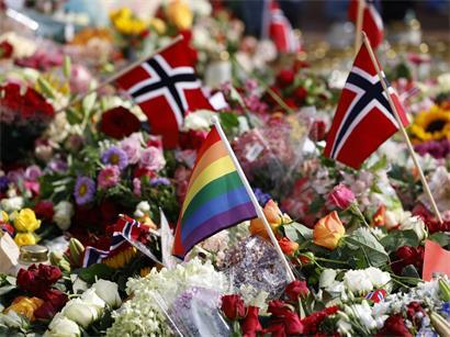 Auch am Tag nach dem Tod von Norwegens König Harald strömen weiterhin Menschen zum Palastplatz, um Blumen niederzulegen