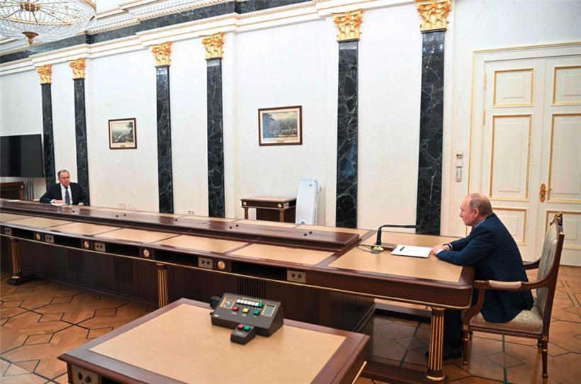 Auch am langen Tisch: Putin im Gespräch mit Lawrow, beiden drohen jetzt Sanktionen

