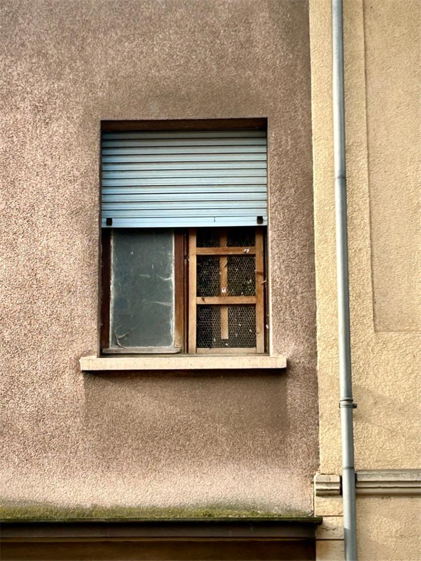 Auch an diesem Fenster ist ein grobmaschiges Netz angebracht