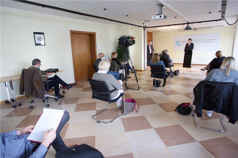 Auch bei der Pressekonferenz des AMMD wurde, natürlich, auf den richtigen Abstand geachtet
