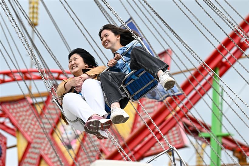 Auch bei wolkenverhangenem Himmel kommen die Gäste auf die „Schueberfouer“ – und haben dort sichtlich Spaß
