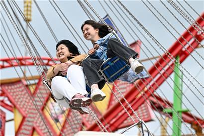 Auch bei wolkenverhangenem Himmel kommen die Gäste auf die „Schueberfouer“ – und haben dort sichtlich Spaß
