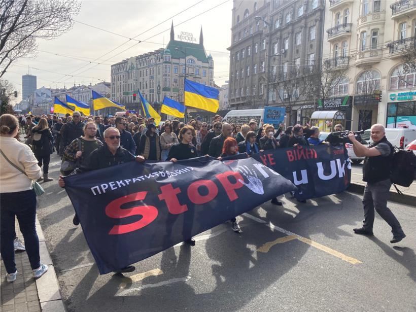 Auch beim Sanktionsverweigerer Serbien demonstrierten zum Jahrestag des Kriegsbeginns am Freitag in Belgrad rund 1.000 Menschen gegen die russische Aggression in der Ukraine. Unter den Teilnehmern des Gedenkmarsches waren zahlreiche Putin-Flüchtlinge aus Russland, die in den letzten zwölf Monaten in Serbiens Hauptstadt übergesiedelt sind.

