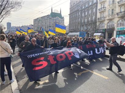 Auch beim Sanktionsverweigerer Serbien demonstrierten zum Jahrestag des Kriegsbeginns am Freitag in Belgrad rund 1.000 Menschen gegen die russische Aggression in der Ukraine. Unter den Teilnehmern des Gedenkmarsches waren zahlreiche Putin-Flüchtlinge aus Russland, die in den letzten zwölf Monaten in Serbiens Hauptstadt übergesiedelt sind.
