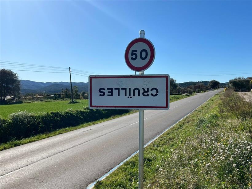 Auch das Schild des katalanischen Dorfes Cruïlles (Provinz Girona) steht auf dem Kopf
