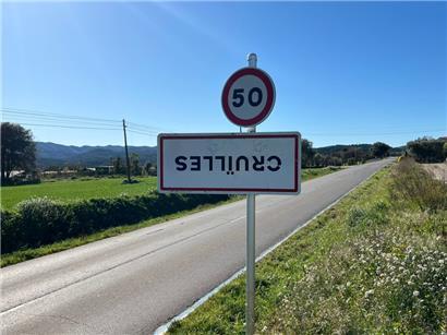 Auch das Schild des katalanischen Dorfes Cruïlles (Provinz Girona) steht auf dem Kopf
