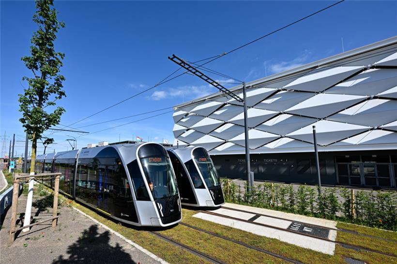 Auch das neue Fußballstadion wird jetzt von der Tram angefahren
