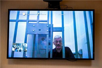 Auch der Menschenrechtsaktivist Oleg Orlov – hier während einer sogenannten Gerichtsverhandlung – befindet sich unter den Verschwundenen
