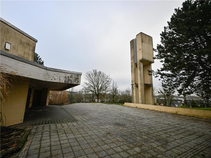 Erneuerter Kirchplatz mit neuem Pflaster und moderner Gestaltung vor historischer Kirche