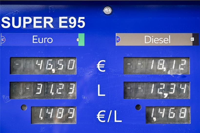 Auch der Sprit wurde mal wieder teurer. Dieses Archivbild zeigt die Preise vom 3. Januar. Inzwischen liegen sie bei 1,558 beim Super und 1,503 beim Diesel (Stand 5. Februar).
