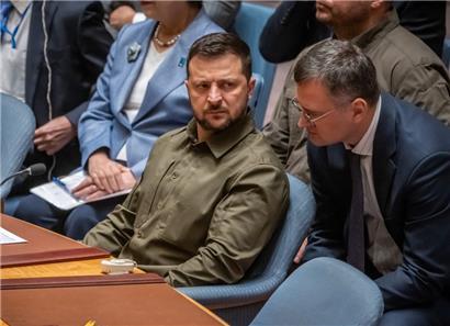 Auch der bisherige Außenminister Dmytro Kuleba (rechts) wird von Präsident Wolodymyr Selenskyj ausgetauscht
