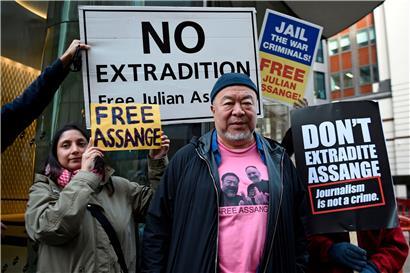 Auch der chinesische Dissident und Künstler Ai Weiwei (Mitte) beteiligte sich in den vergangenen Tagen vor dem Old Bailey an Protesten für die Freilassung des Wikileaks-Gründers

