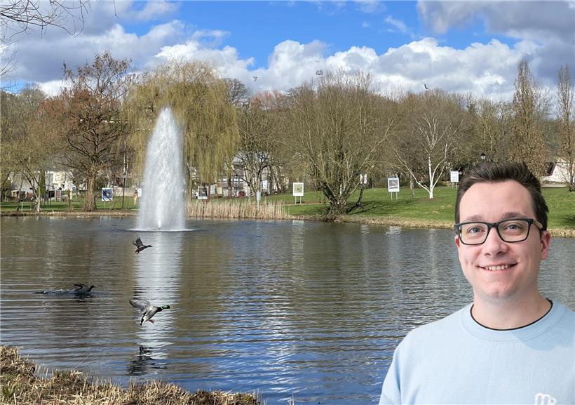 Enten am Hesper Weiher im Frühling, umgeben von grünem Schilf und blühender Natur