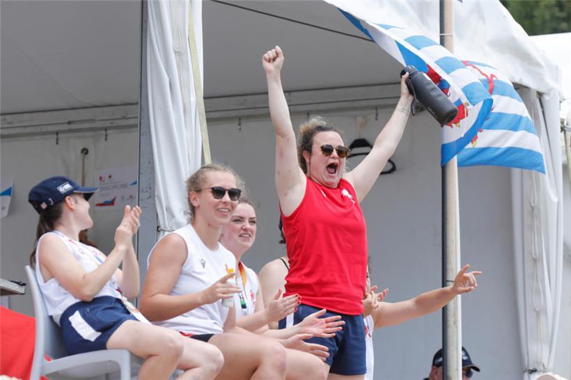 Auch die FLR-Damen feierten mit ihrem Herrenteam