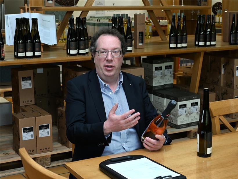 Paul Thill kontrolliert sorgfältig Etiketten, um Verbraucher vor Täuschung zu schützen und transparente Produktinformationen zu gewährleisten.