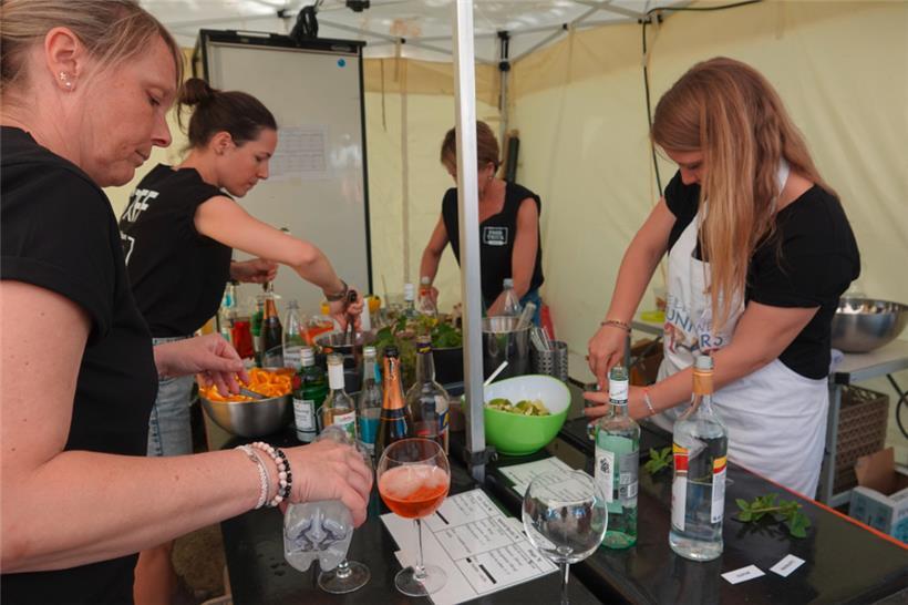 Auch die Mitarbeiterinnen der Cocktail-Bar hatten alle Hände voll zu tun
