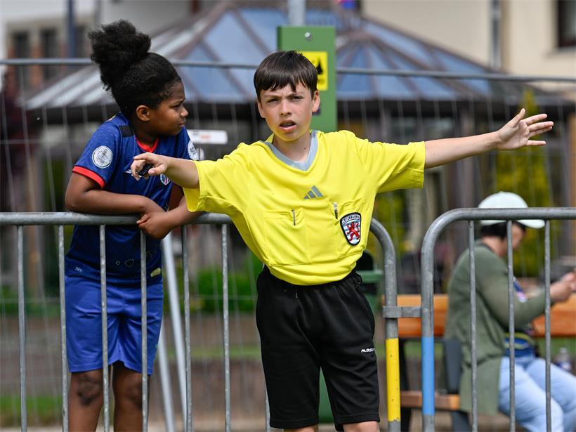 Schiedsrichter aus dem Nachwuchsbereich in Aktion bei einem Fußballspiel auf dem Spielfeld