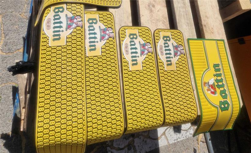 Auch die Sonne hilft mit bei den Aufbauarbeiten – und trocknet die gespülten Untersetzer in Windeseile
