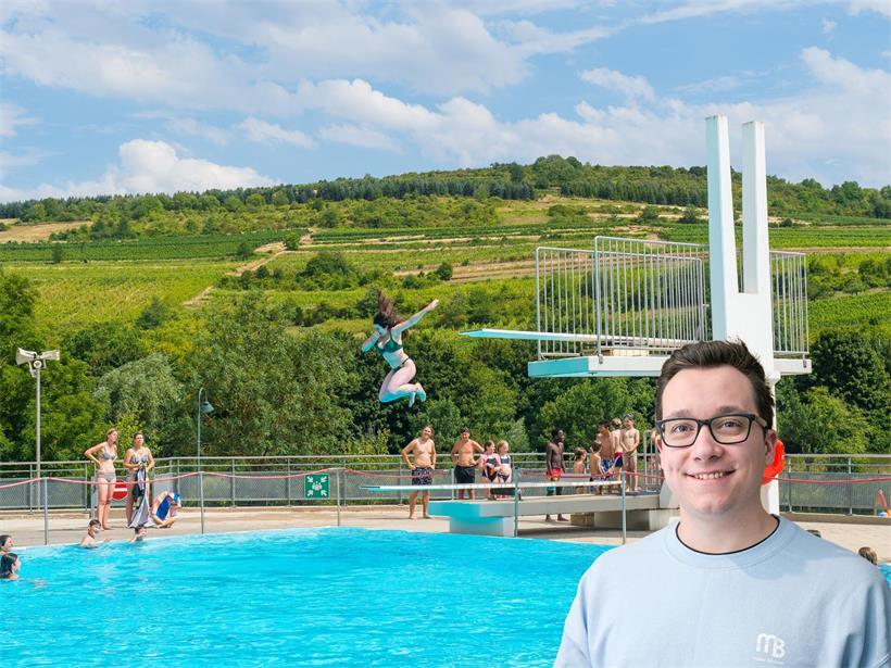 Sommerliche Landschaft bei steigenden Temperaturen mit blauem Himmel und grünen Bäumen im Sonnenschein