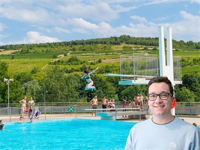 Sommerliche Landschaft bei steigenden Temperaturen mit blauem Himmel und grünen Bäumen im Sonnenschein