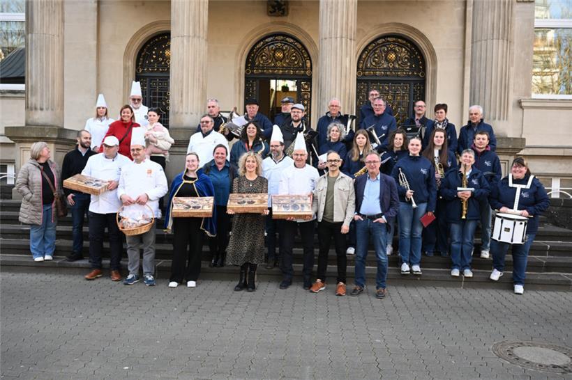 Auch die Verantwortlichen der Gemeinde Düdelingen freuten sich über das süße Geb...
