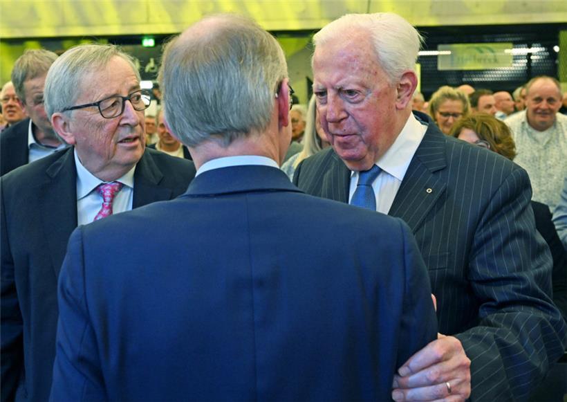 Auch die beiden CSV-Granden und ehemaligen EU-Kommissionspräsidenten Jean-Claude Juncker (links) und Jacques Santer (rechts) gratulieren Luc Frieden
