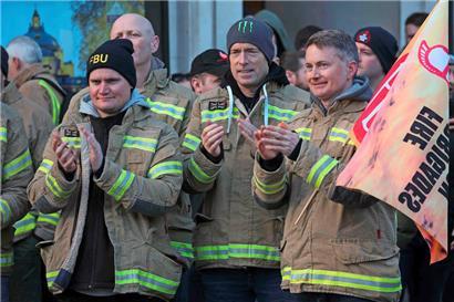 Auch die britischen Feuerwehrleute verlangen eine bessere Bezahlung
