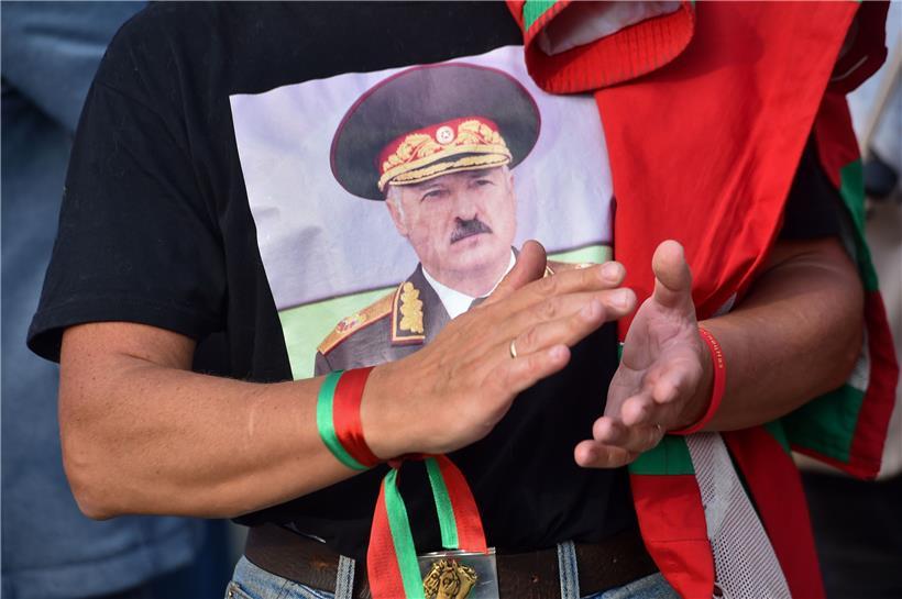 Auch die gibt es noch: Ein Mann mit Lukaschenko-T-Shirt geht für den belarussischen Autokraten auf die Straße

