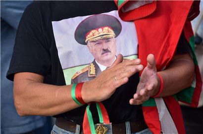 Auch die gibt es noch: Ein Mann mit Lukaschenko-T-Shirt geht für den belarussischen Autokraten auf die Straße
