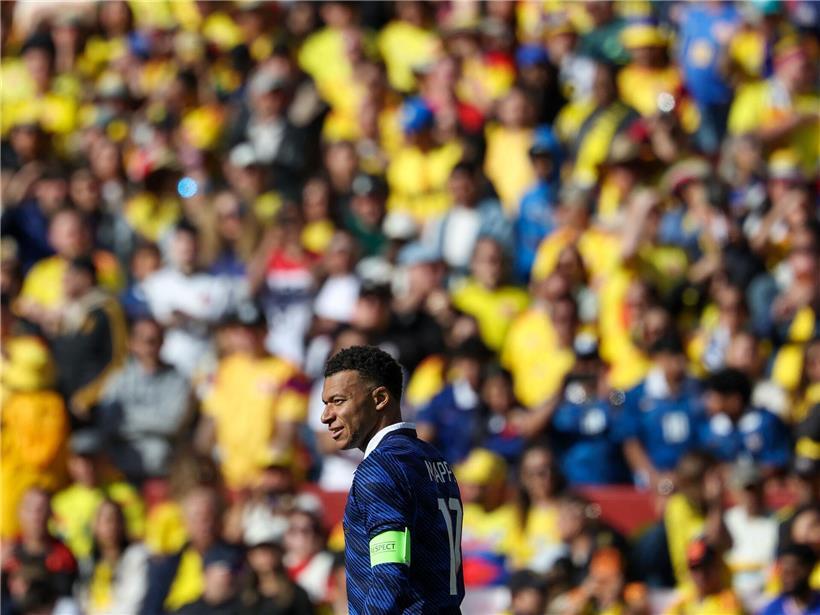 Neues Frankreich-Fußballtrikot mit Schulterproblemen bei Material und Passform, Detailaufnahme der Schulterpartie