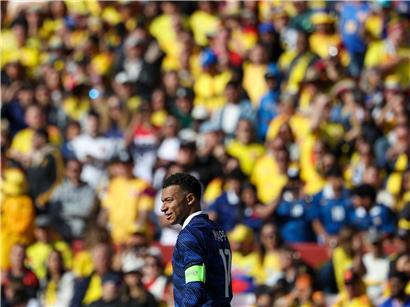 Neues Frankreich-Fußballtrikot mit Schulterproblemen bei Material und Passform, Detailaufnahme der Schulterpartie