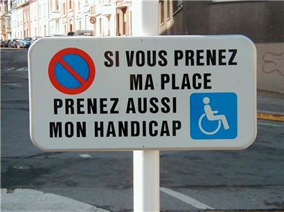 Auch ein Behindertenparkplatz ist ein öffentlicher Parkplatz
