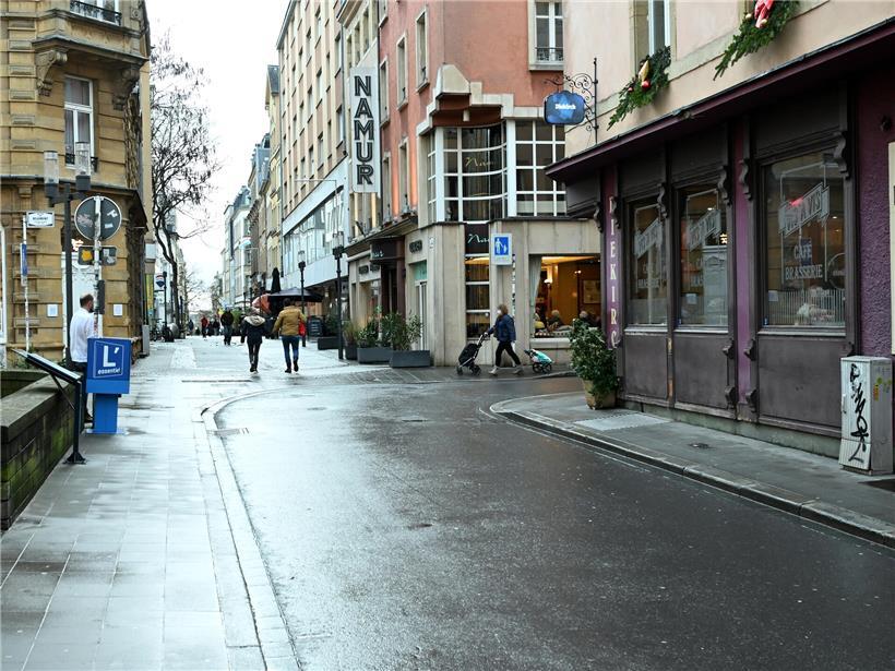 Neugestalteter Abschnitt der Rue des Capucins mit modernem Stadtbild und städtischer Infrastruktur