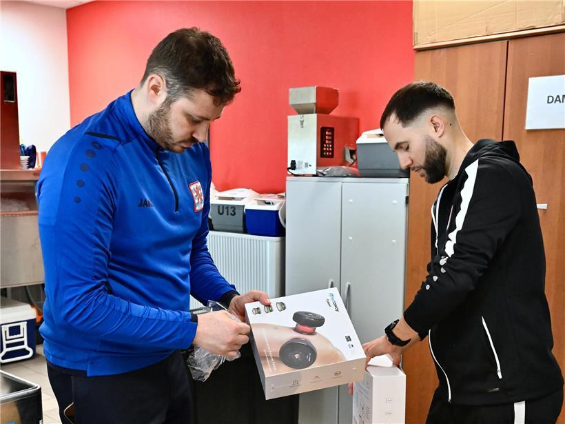 Physiotherapeuten und medizinisches Personal bereiten sich stressig auf Auswärtsreise vor, um Patientenbetreuung sicherzustellen