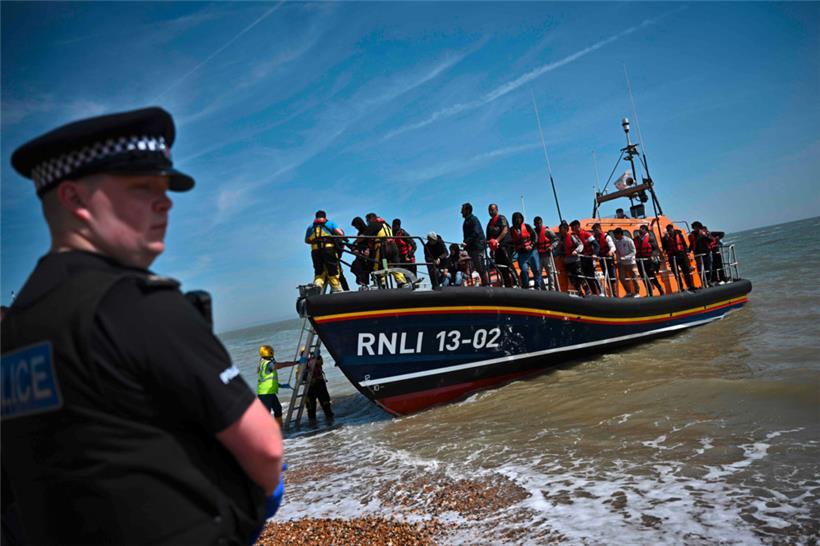 Auch gestern brachte eine britische Seenot-Rettungsorganisation wieder im Ärmelkanal aufgelesene Migranten nach Großbritannien
