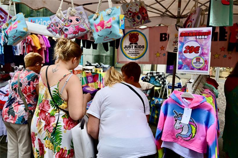 Auch im Bahnhofsviertel boten die Geschäftsleute vor den Läden ihre Ware an