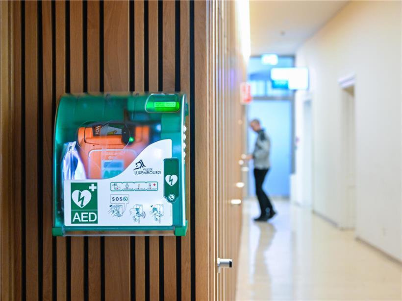 Defibrillator im Bierger-Center am Knuedler in Luxemburg zur Wiederherstellung des natürlichen Herzrhythmus