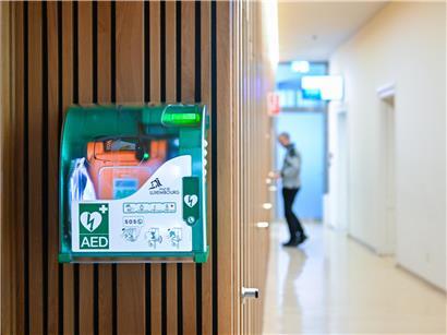 Defibrillator im Bierger-Center am Knuedler in Luxemburg zur Wiederherstellung des natürlichen Herzrhythmus