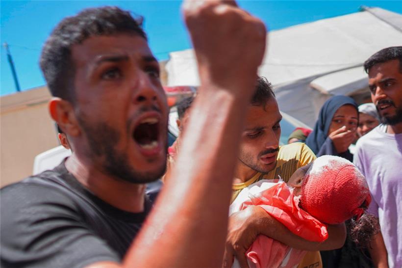 Auch im Gazastreifen nimmt das Leiden kein Ende: Ein Vater beklagt den Tod seiner vierjährigen Tochter
