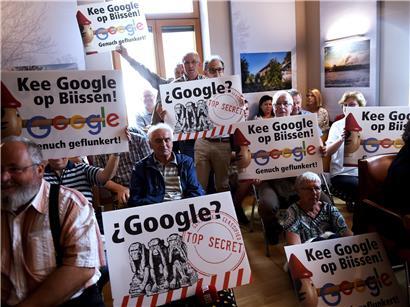 Demonstranten protestieren in Bissen gegen geplantes umstrittenes Datenzentrum im Ort.