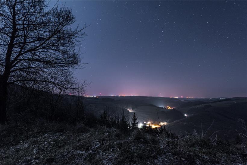 Auch in Luxemburg ist die Sicht auf den Sternenhimmel wegen der hohen Lichtverschmutzung verdeckt. Sogar im Ösling hängt eine Dunstglocke über den Ortschaften.
