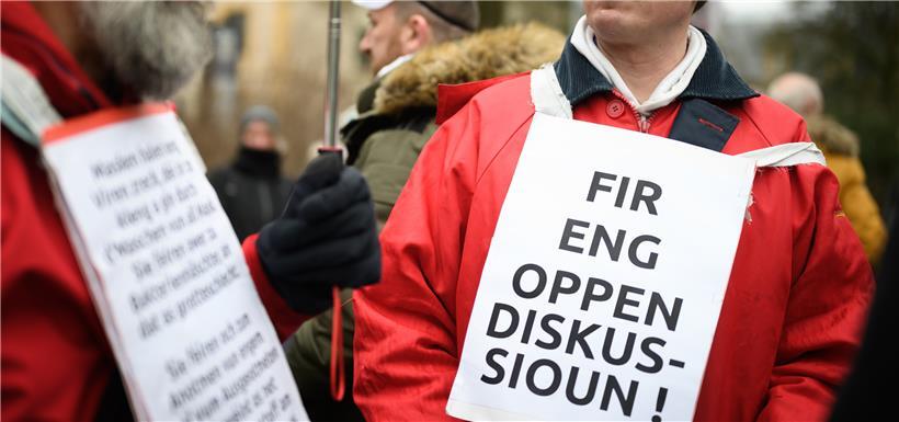 Auch in Luxemburg protestieren Menschen hin und wieder auf den Straßen gegen die Corona-Maßnahmen im Land. Einige der Demonstranten leugnen dabei immer wieder auch die Pandemie, Übersterblichkeiten oder andere Auswirkungen des Coronavirus.
