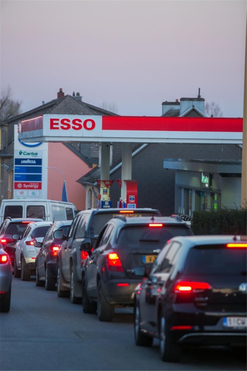 Auch in Petingen bildeten sich kurz nach Bekanntgabe der Preiserhöhung lange Schlangen vor den Tankstellen
